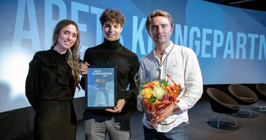 Marianne Jansson Bjerkman var glad for å kunne dele ut prisen Årets klyngepartner 2022 til Simula Consulting AS, her representert ved Elias Myklebust (t.v.) og Anders Aamodt. FOTO: Anja Lillerud