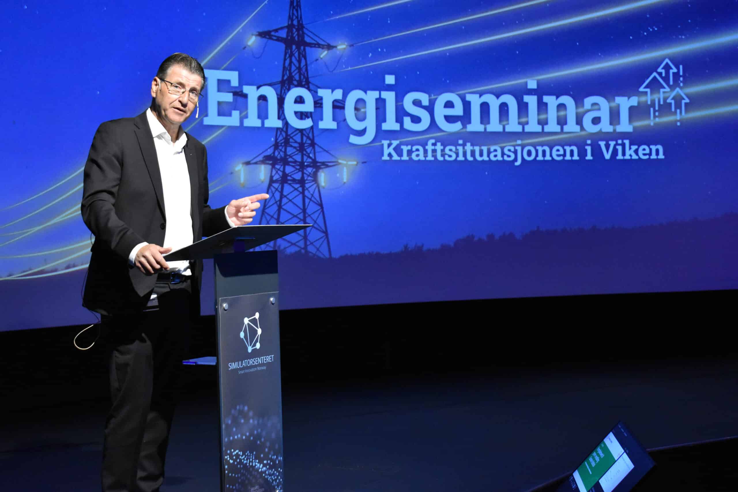 Stein Erik Lauvås, Ap, the Storting's energy and environment committee, stands on stage in the Smart Innovation Arena during the energy seminar on June 1, 2023.