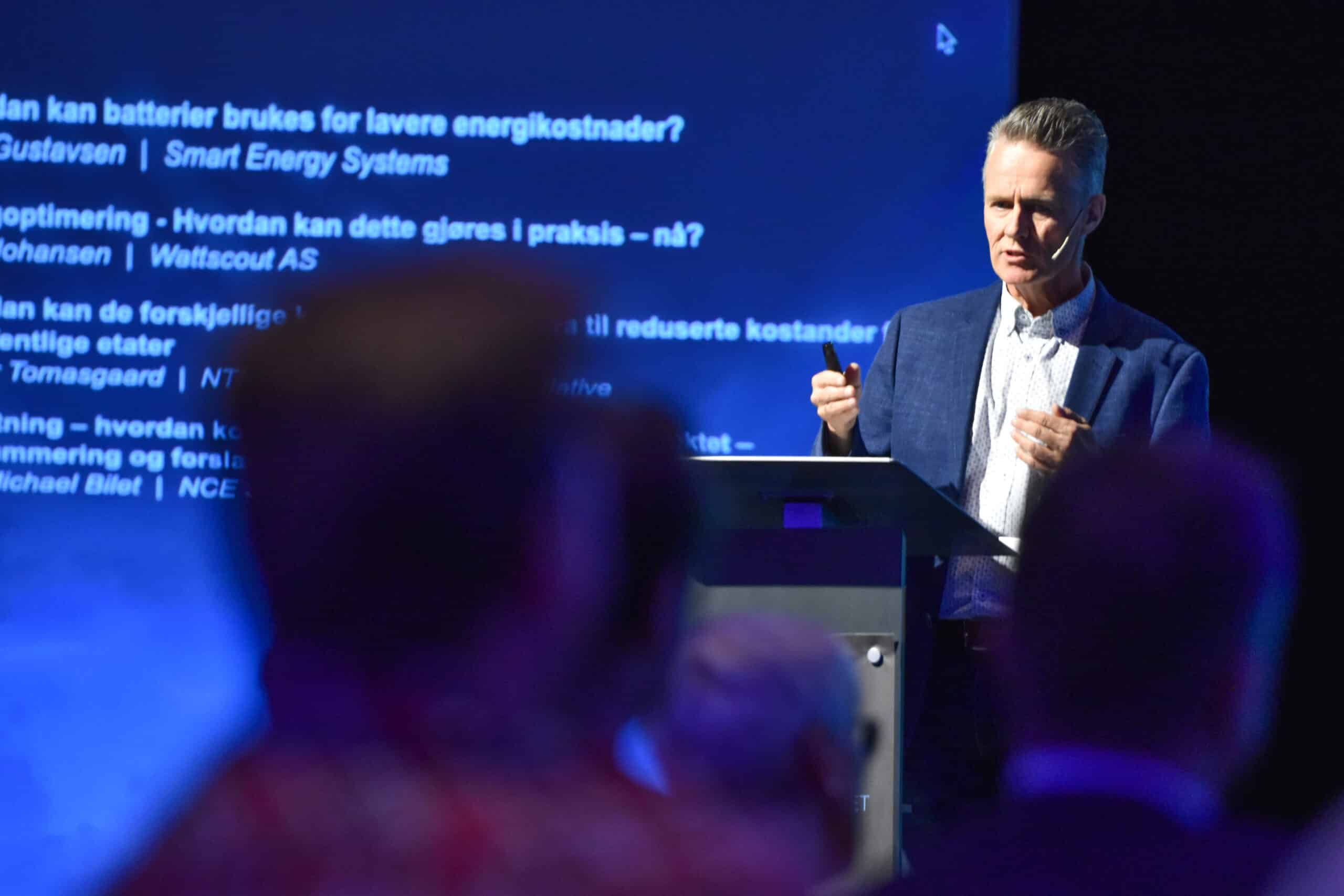 Stig Ødegaard Ottesen, Smart Innovation Norway, står på scenen i Smart Innovation Arena under energiseminaret 1. juni 2023.