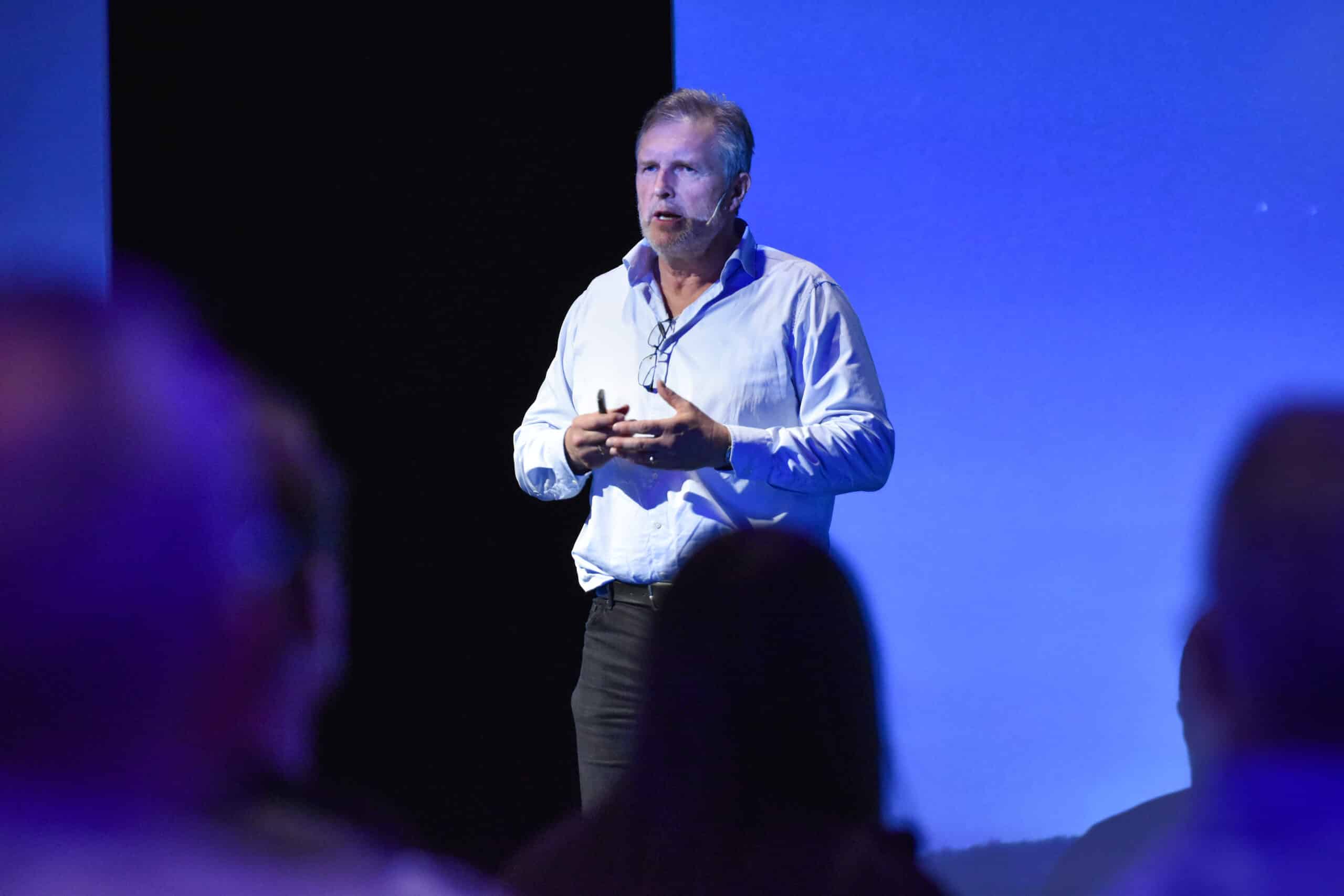 Knut Johansen står på scenen i Smart Innovation Arena under energiseminaret 1. juni 2023.